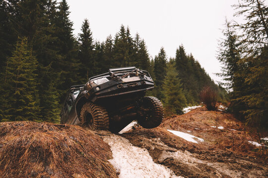 Mastering Advanced Off-Roading Skills: Line Selection, Articulation, and Recovery Gear