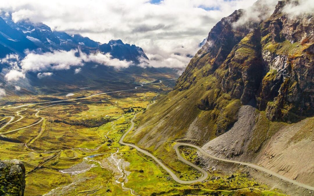 The World’s Most Dangerous Off-Road Trails: Extreme 4×4 Challenges That Push Limits