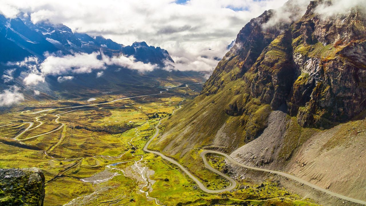 The World’s Most Dangerous Off-Road Trails: Extreme 4×4 Challenges That Push Limits