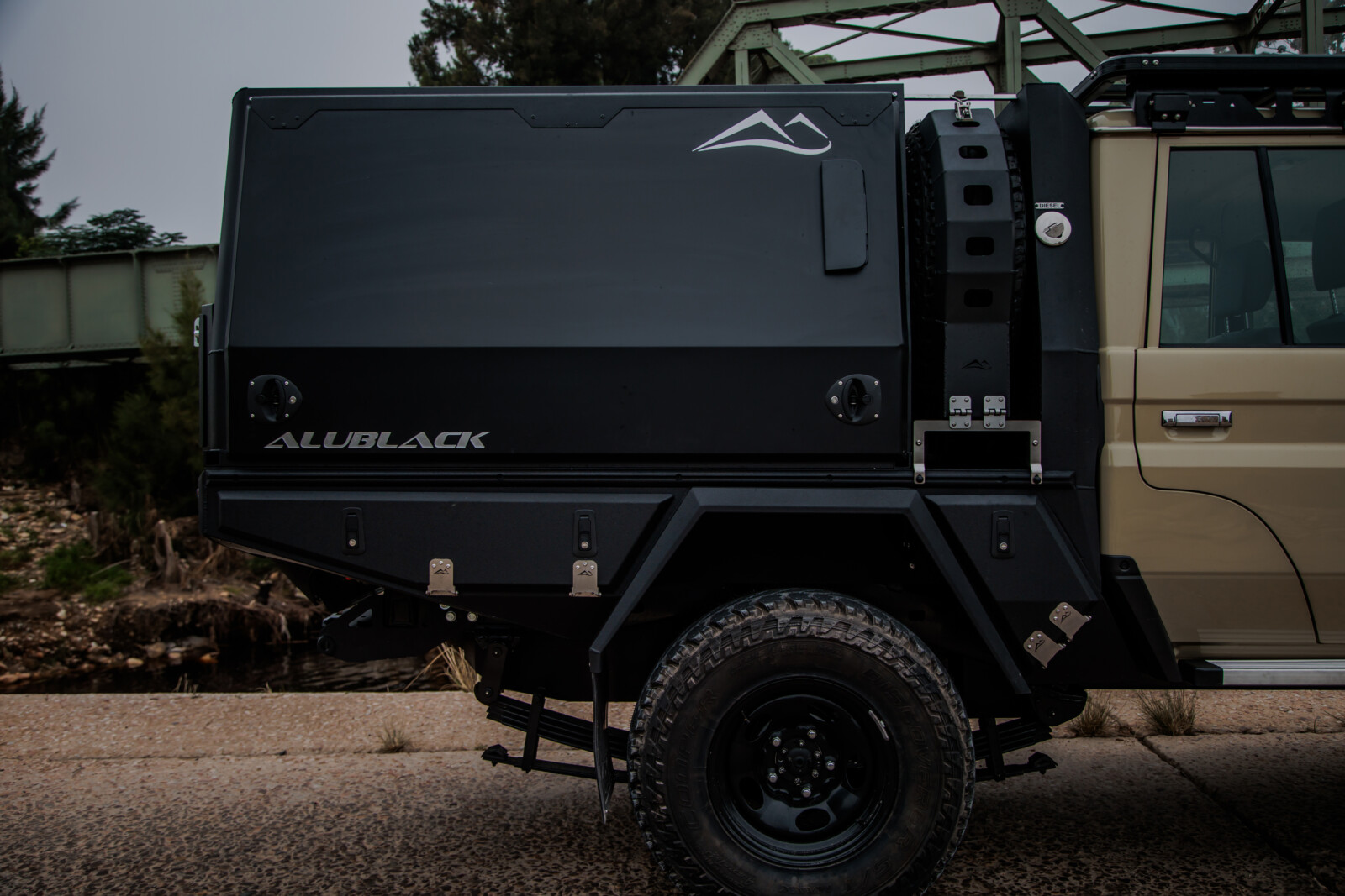 Toyota Land Cruiser 79 2009+ Alublack Flatbed - Image 5