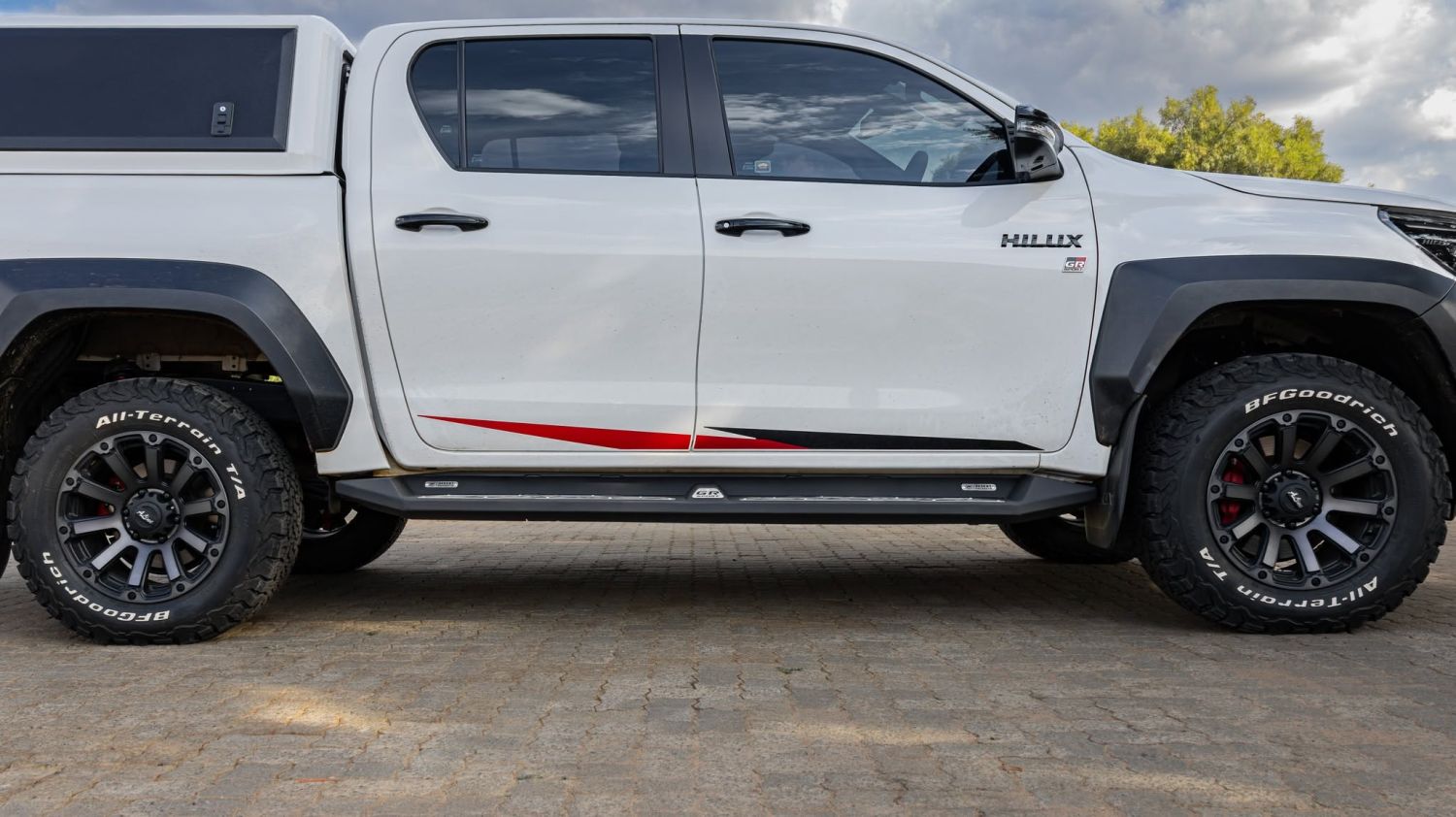 Toyota Hilux GRS-III 2024+ Double Cab Desert V-Range Rocksliders - Image 3