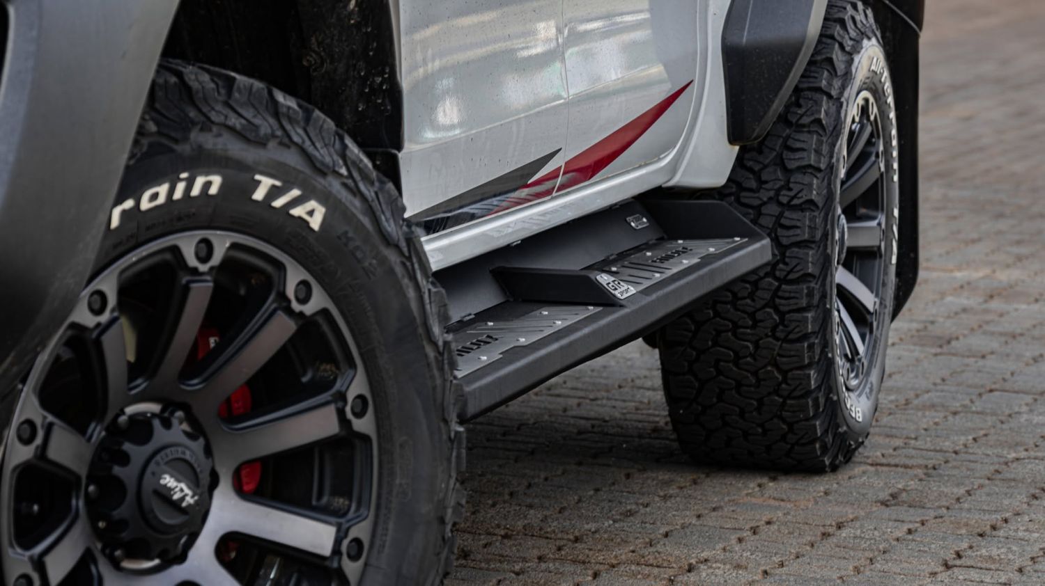 Toyota Hilux GRS-III 2024+ Double Cab Desert V-Range Rocksliders - Image 4